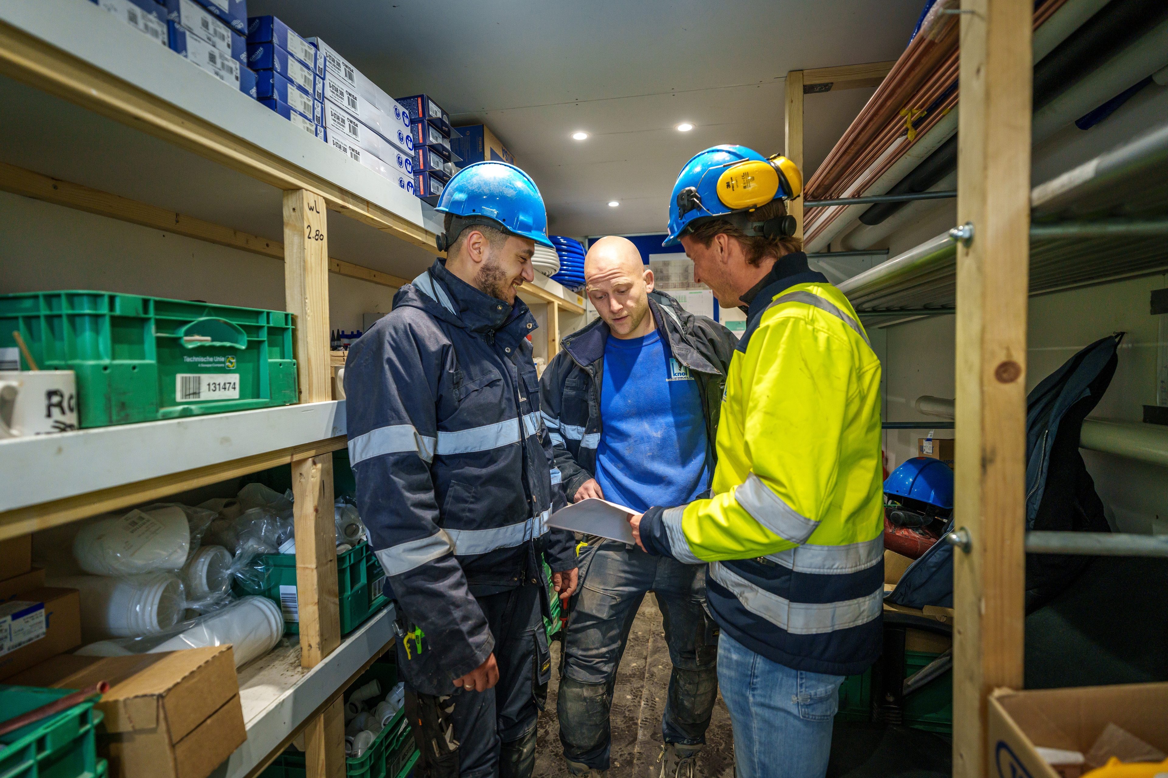 Groep monteurs in overleg