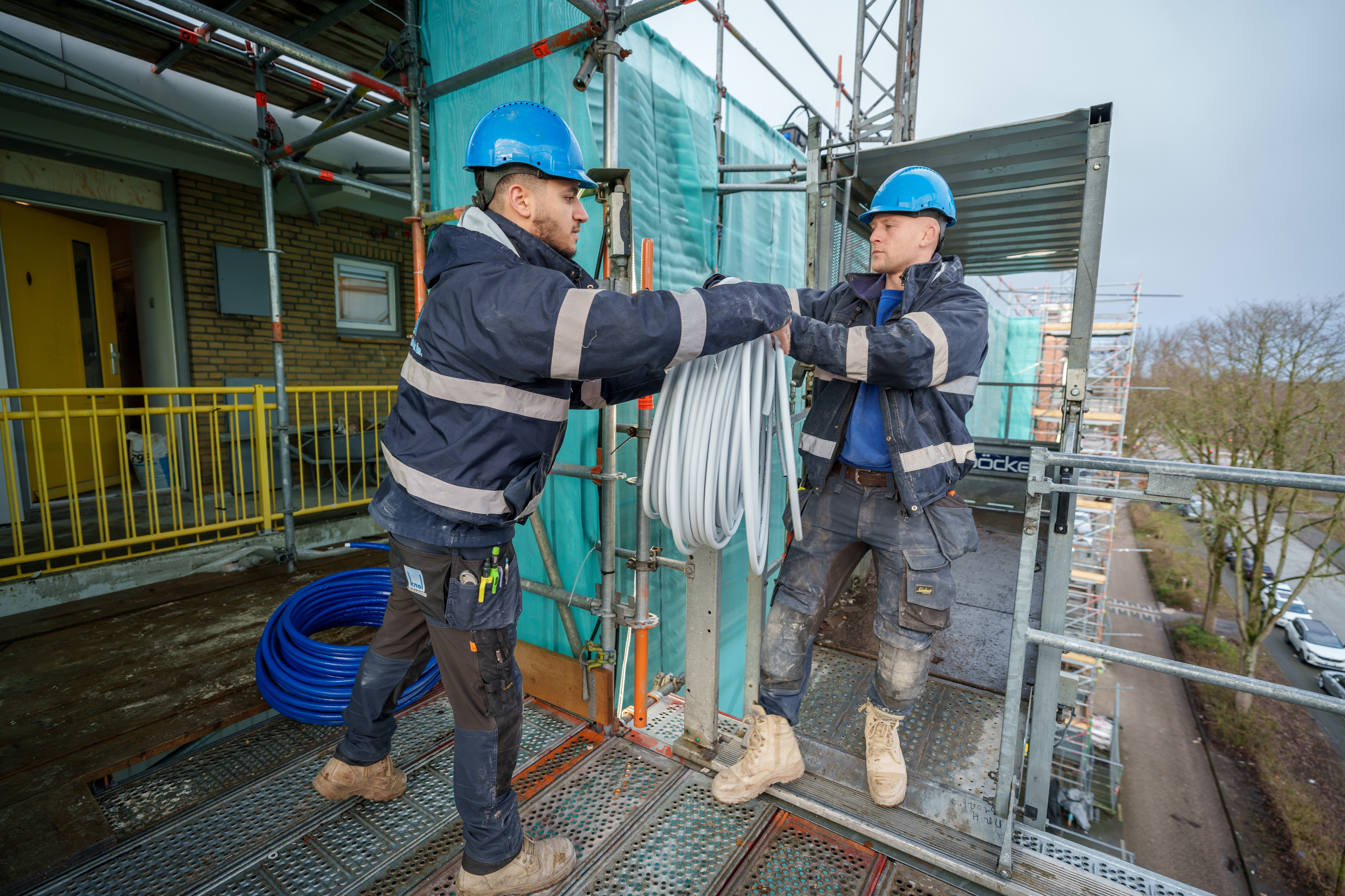Monteurs bezig met leidingwerk