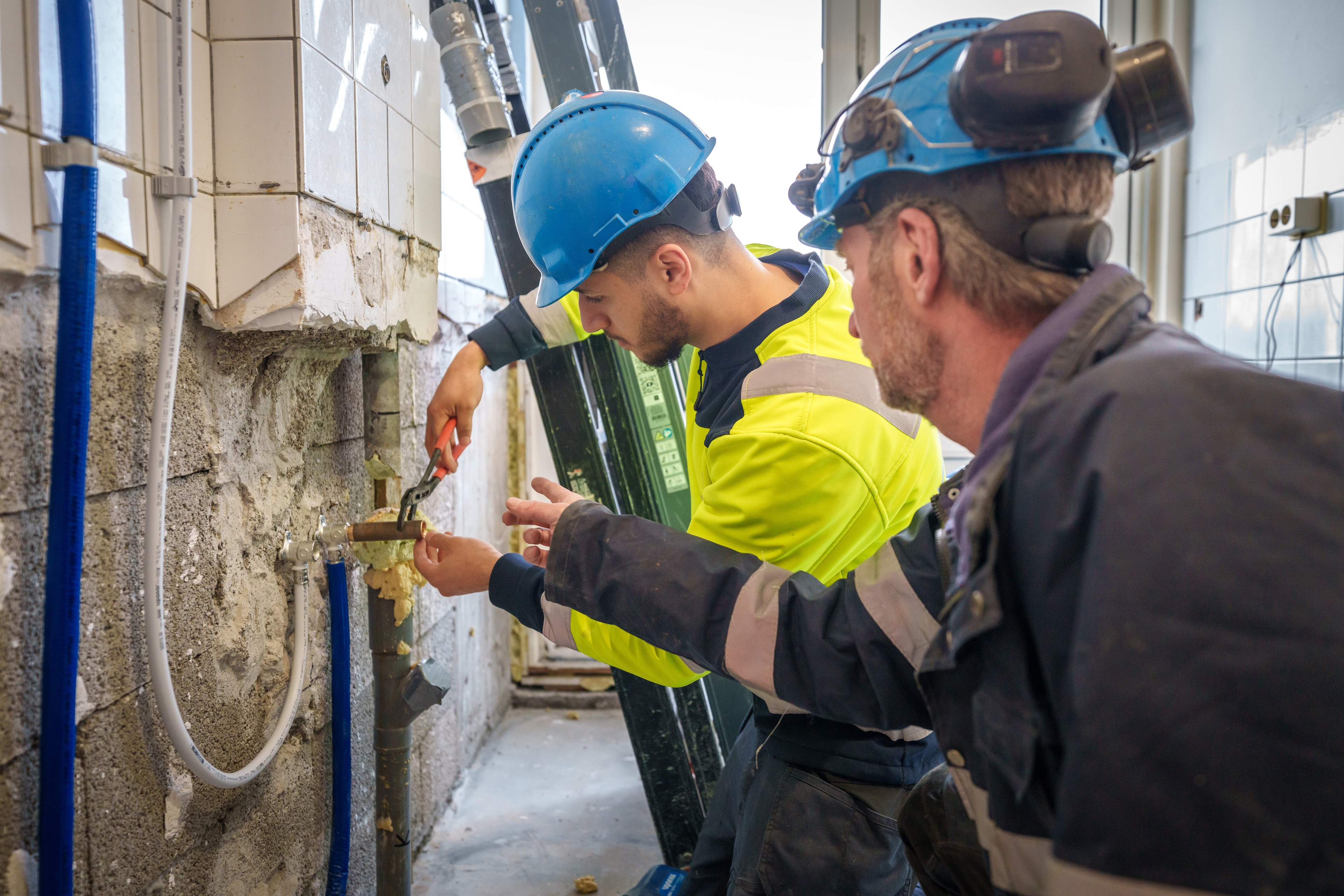 Twee monteurs aan het werk tijdens montage